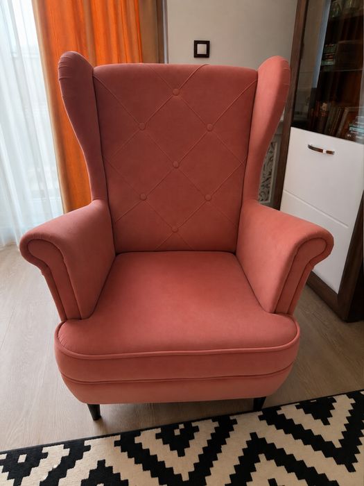 Vant fotoliu tip Lady Velvet, tapițat cu stofă catifelată în nuanță roz antic.