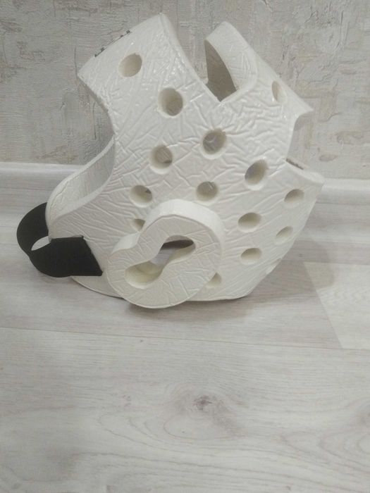 Белый шлем для каратэ