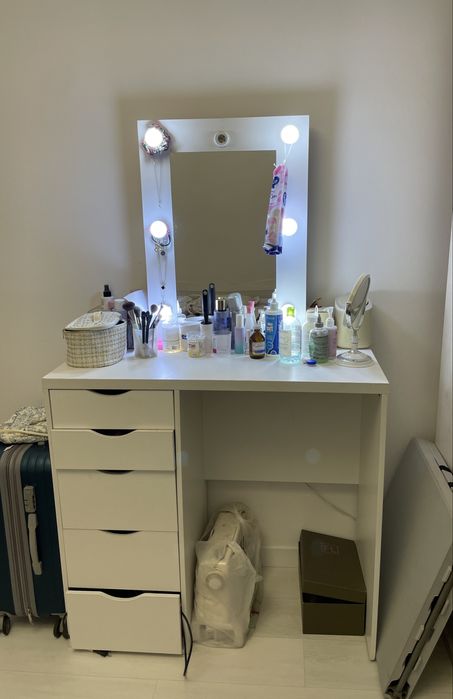 Продаем туалетный столик с лампами