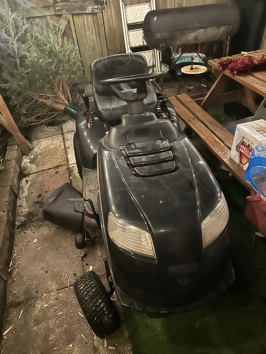 Vand doua tractoare de tuns iarba mai multe detalii in privat