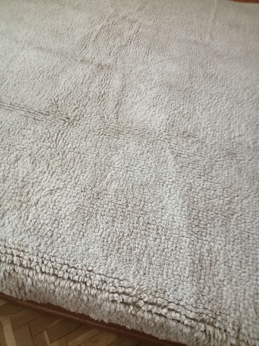 Бял вълнен  китеник за спалня