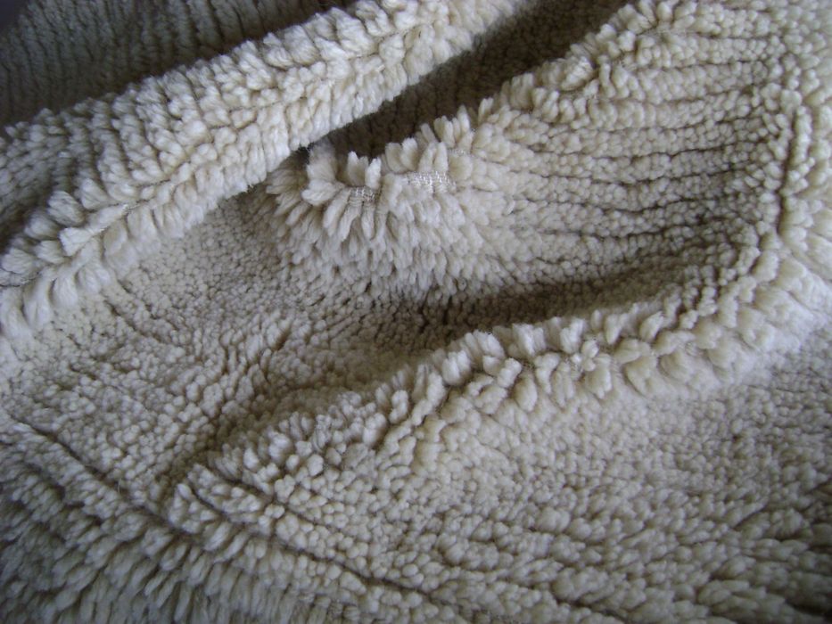 КИТЕНИК бял вълнен и  изкуствен червен