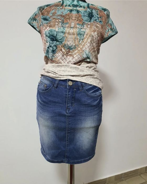 Fusta de blugi, model cu buzunare laterale si la spate, mas. XL