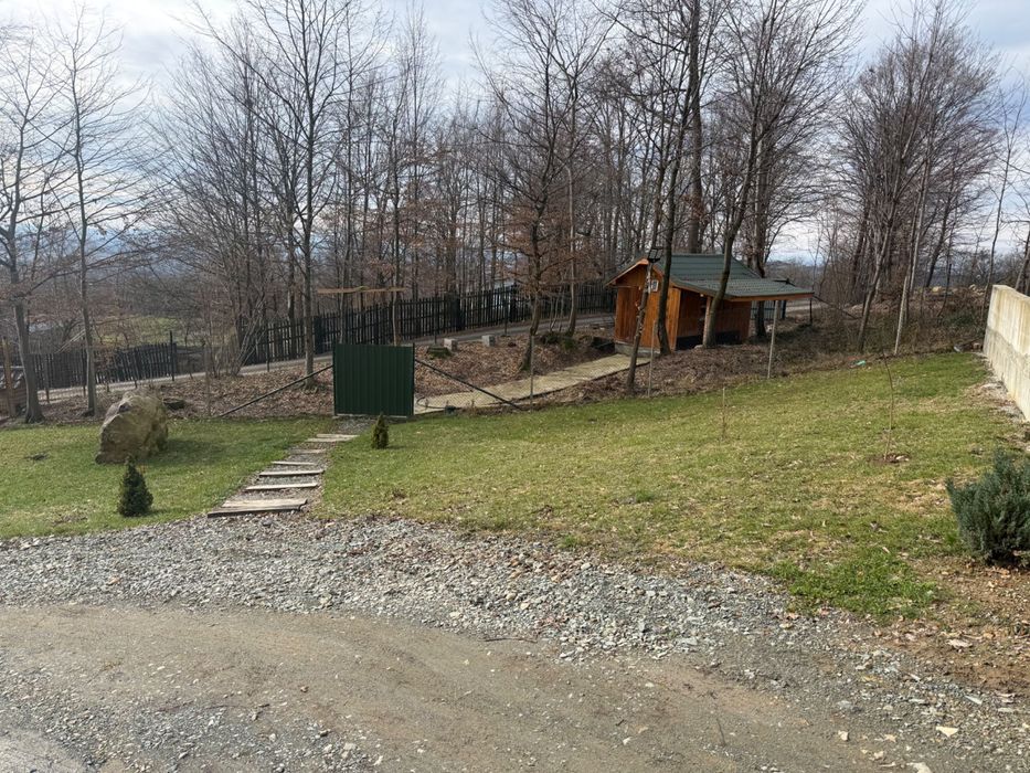 Vând  cabană finisată cu 2500 mp teren