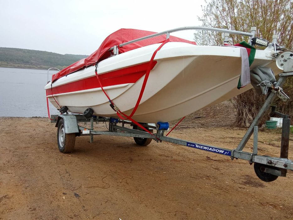 Продавам чудесна лодка с мотор.