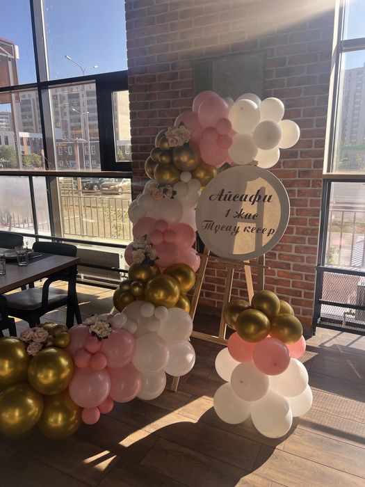 Фотозона с мольбертом