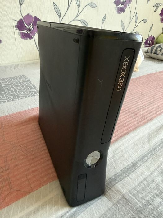Vand Xbox 360 (pretul nu se negociaza )