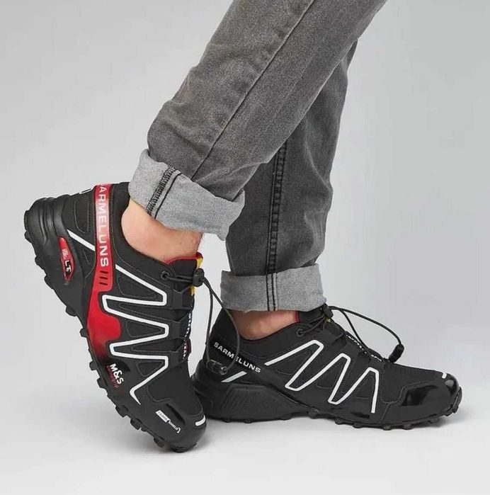 Походные спортивные кроссовки