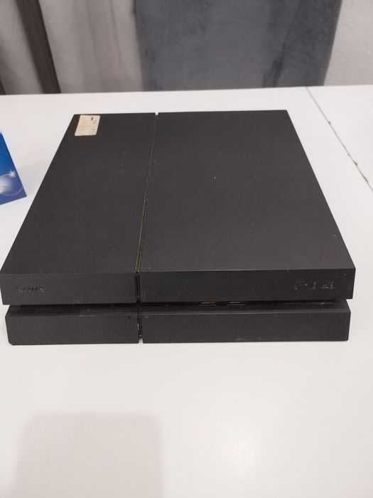 Vand Playstation 4 + un laptop