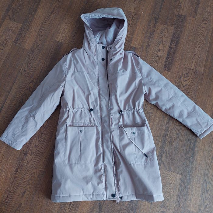 Продам комбинезон и куртки на девочку  от 5 до 10 лет