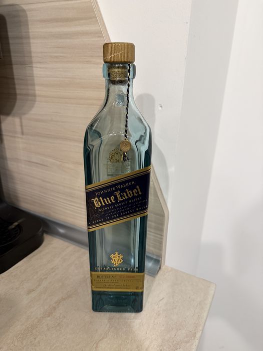 Празна бутилка от Johnnie Walker Blue Label