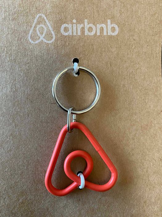 breloc airbnb din metal - nou