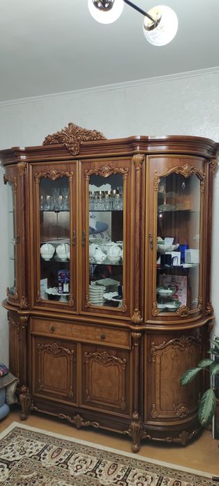 Сервант в хорошем состоянии