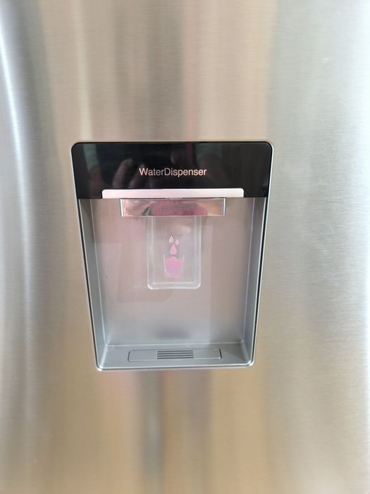 Продавам хладилник а фризер