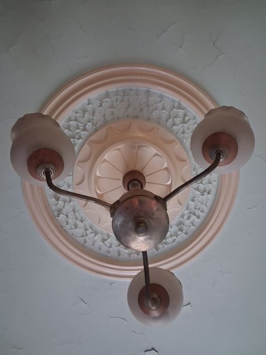 Классическая трехрожковая люстра (с плафонами-тюльпанами)