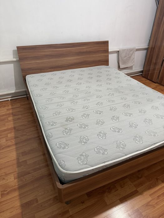 Продам двуспальную кровать