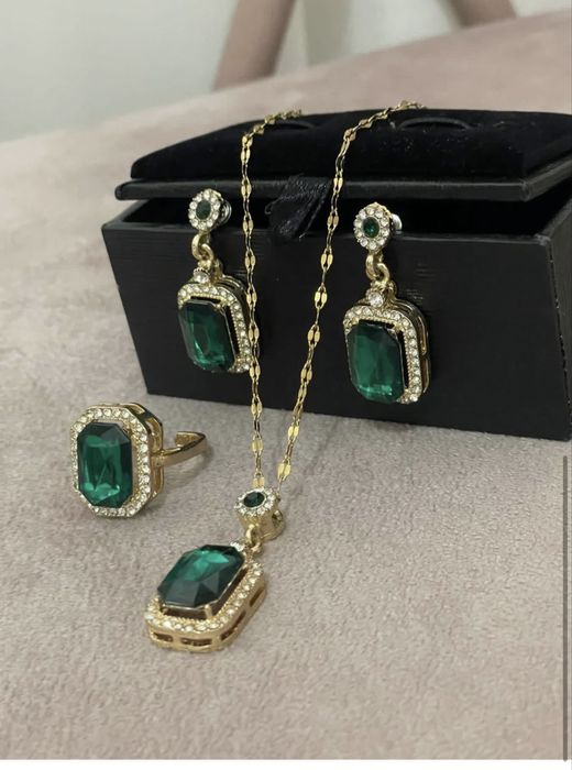 Buna vând un set de lant cercei inel 14k 240 lei pe gram reducere