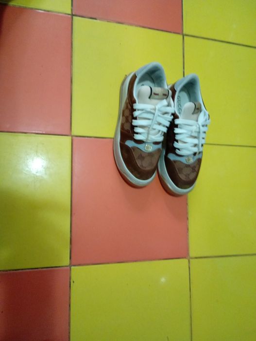 Vând adidași Gucci mărimea 39  i
