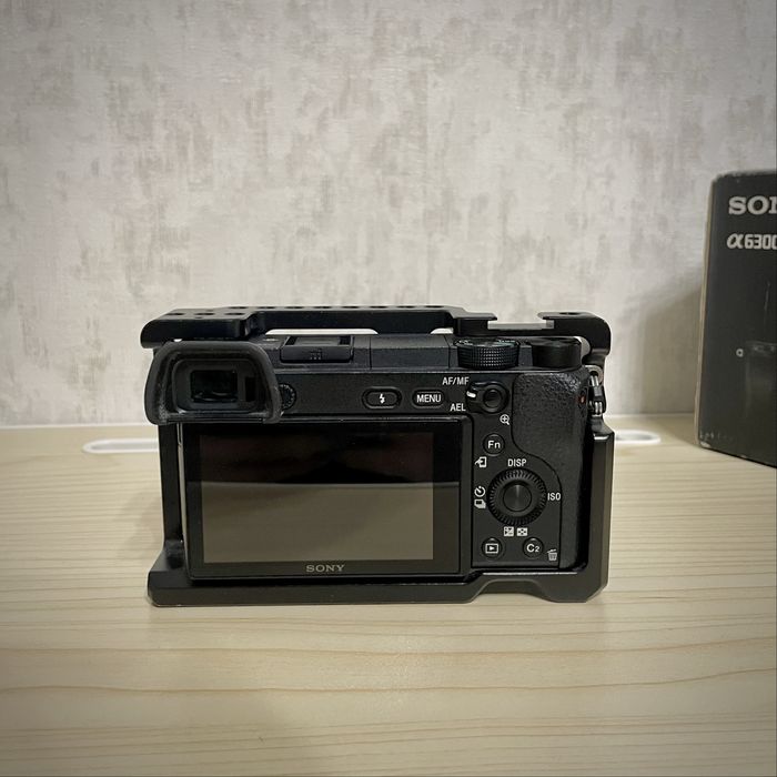 Камера Sony a6300 (тушка) + 2 батарейки