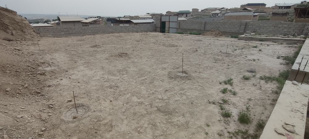 Koʻchmas mulk 5 sotikdan 2 norma yonma-yon joylashgan yer sotiladi