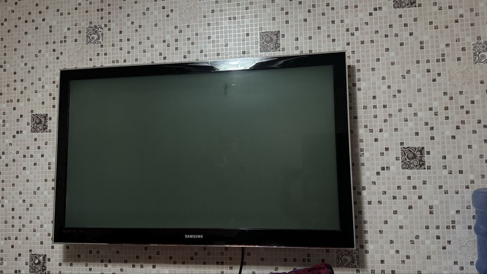 Телевизор сломанный на запчасти