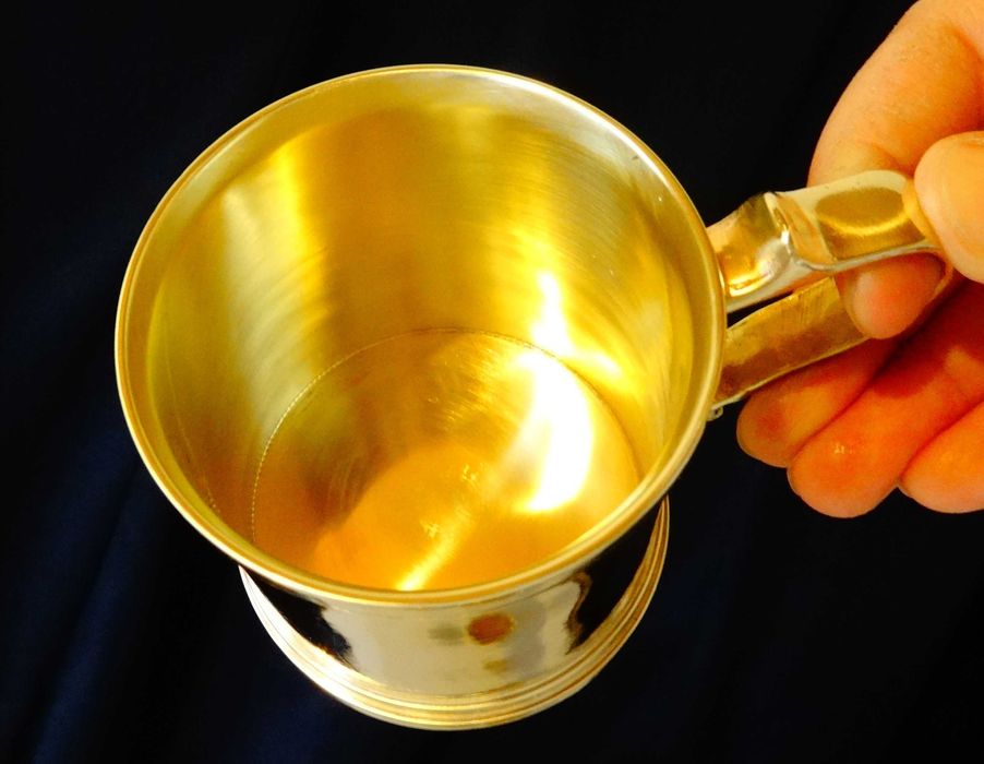 Масивни бронзови чаши плюс стъклени чаши.