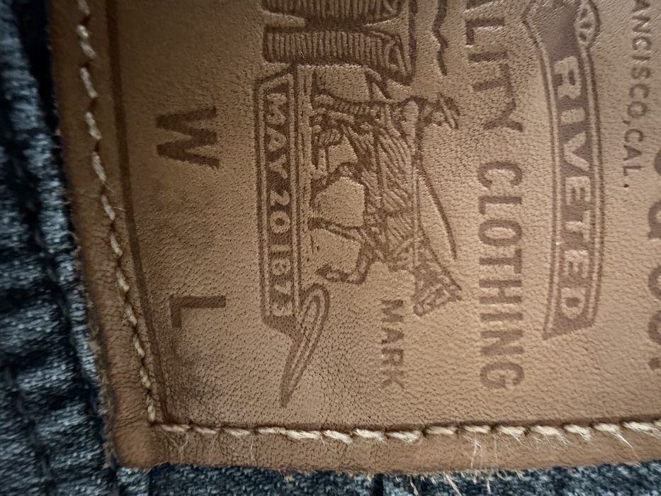 Blugi Levi’s, conici,