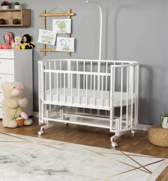 Кръгла дървена кошара на колелца с асансьор