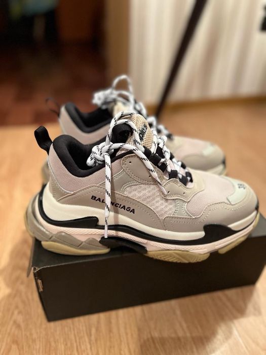 Кроссовки женские