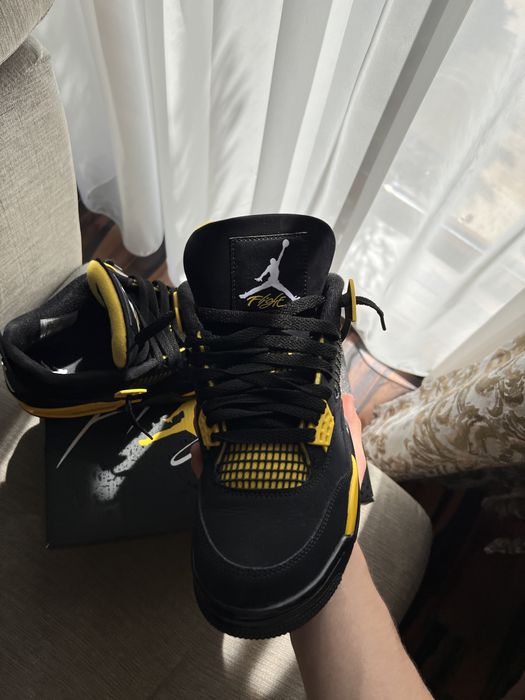 Jordan retro 4 thunder yellow