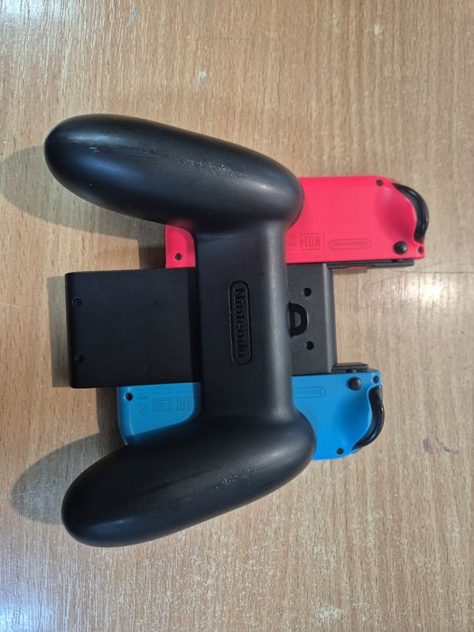 Consola Nintendo Switch V2 cu JOY-CONS Red/Blue
Consola 
Consola Nintendo Switch V2 cu JOY-CONS Red/Blue