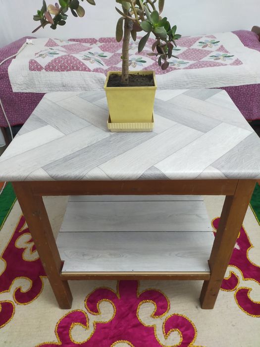 Продам Тумба,стол и 20ти бутыли!