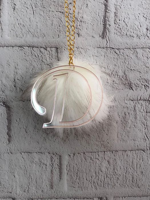 Уникални сувенири за вашия автомобил който се закача на вътрешното огл