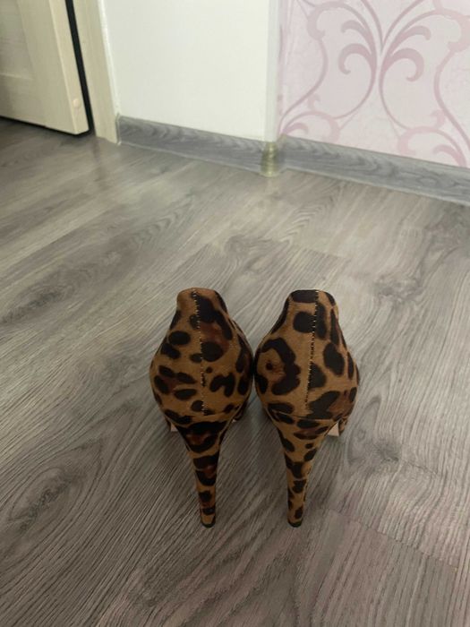 Продам новые туфли замшевые