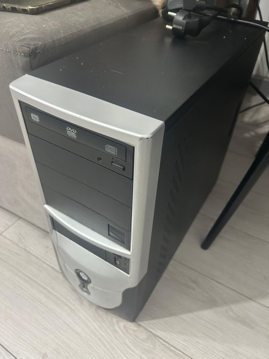 Офисный компьютер работает