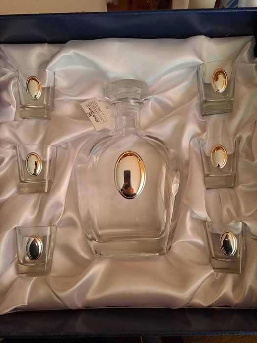 Сет бутилка и 6 чаши за алкохол със сребро