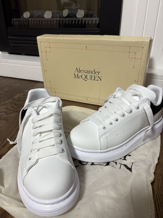 Alexander McQueen cu pietricele