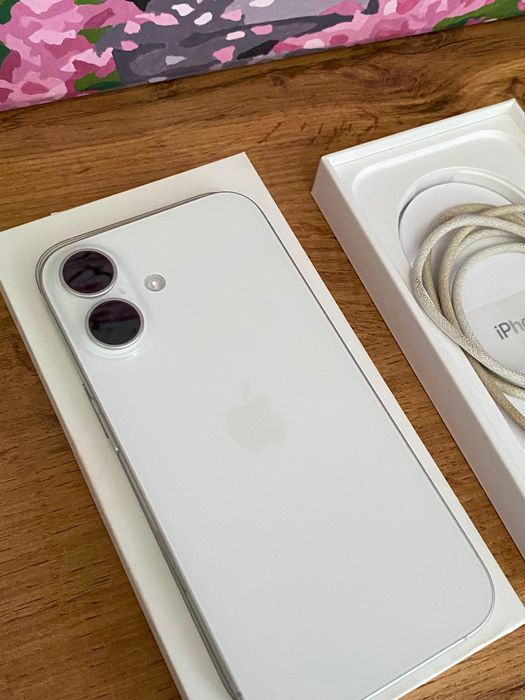 продается iPhone 16