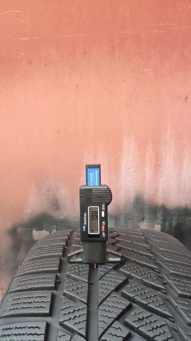 1бр.зимна  гума 235/45/18 Continental TS 850P
dot22
6.87mm
Добро състо