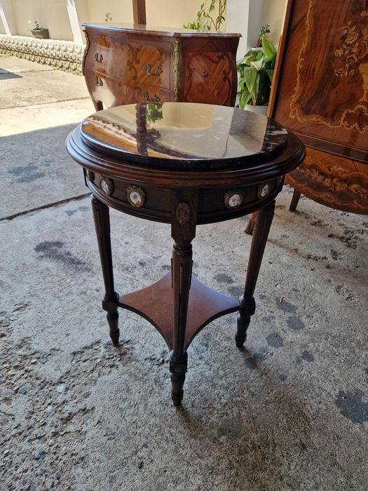 Страхотна антикварна френска дървена масичка с мраморен плот