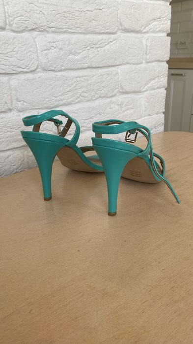 Продаю босоножки