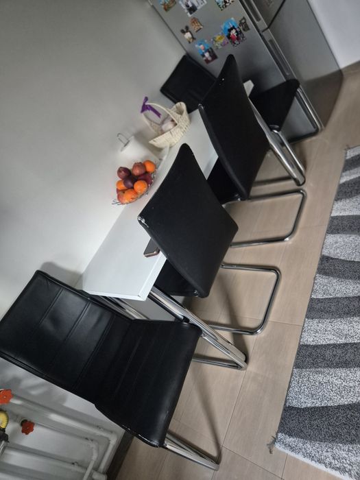 Vand scaune bucatarie