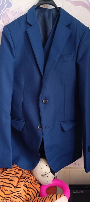 Костюм школьный новый .