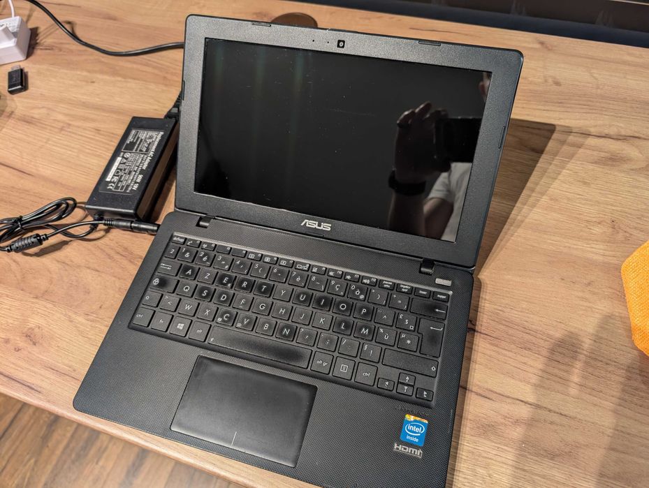 3 laptopuri office Toshiba L850-1LF / ASUS F200CA  / HP mini 110-3000