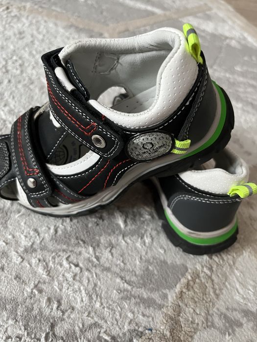 Продам детские сандалики