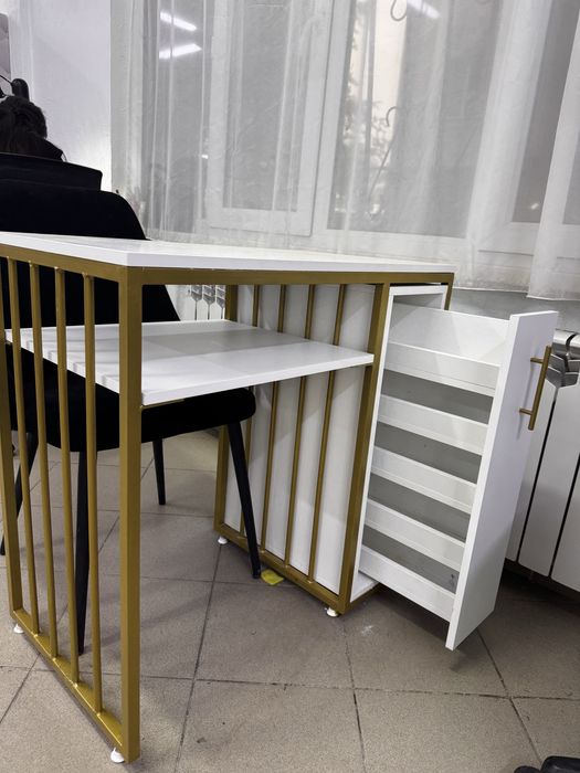 Маникюрные столы