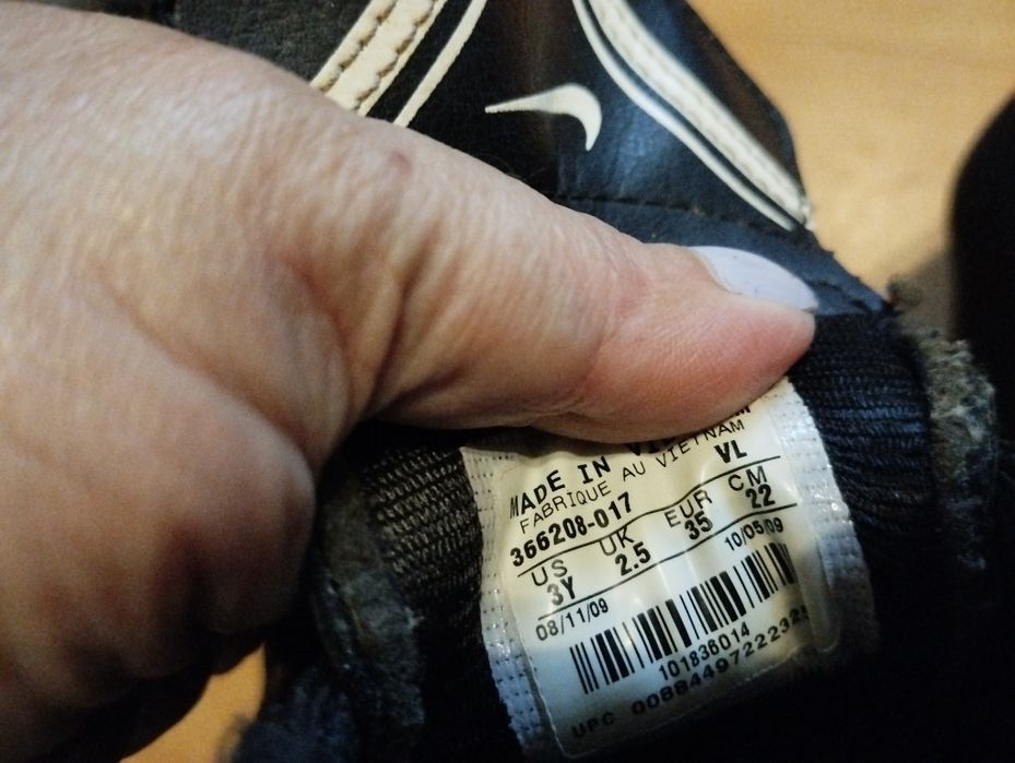 Adidași piele cu crampoane Nike și Victory