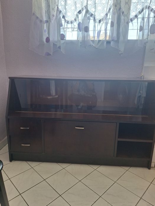 Продавам шкаф с витрина-използван.