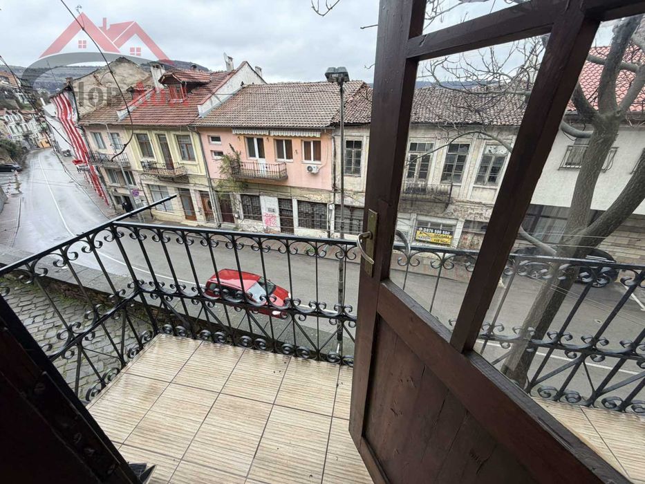 Тристаен в център