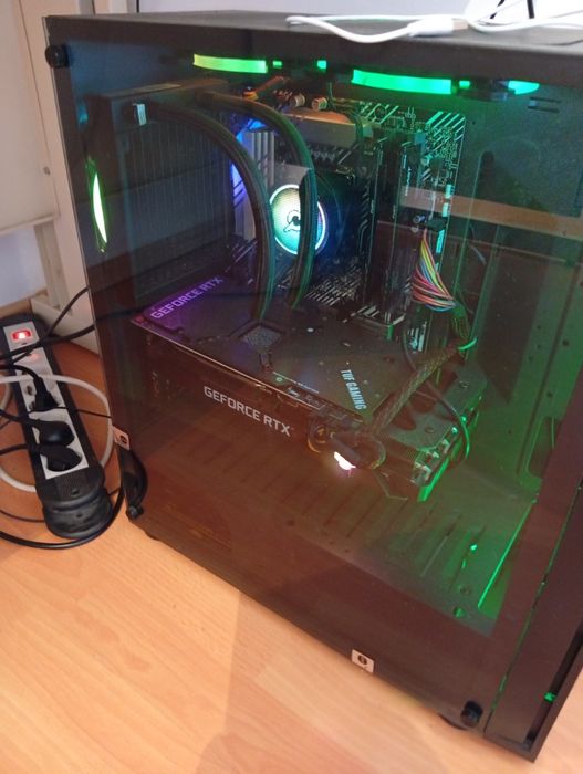 Vând PC Gaming PRO merge or ce joc . PC-ul rulează or ce joc perfect .